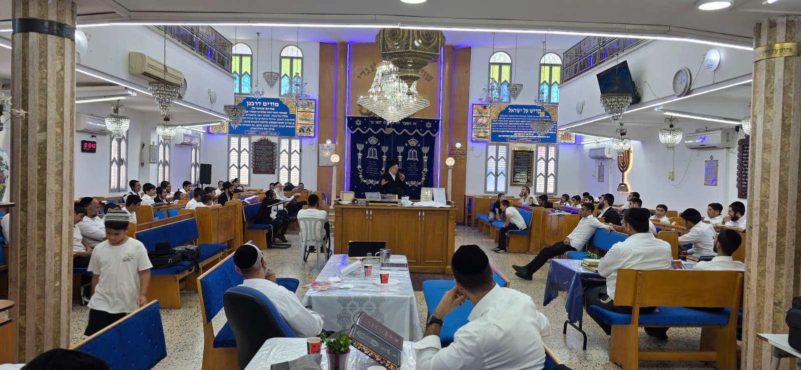 היכל בית המדרש של מוסדות תורה ומוסר בת ים מלא לומדים בשעת שיעור כללי