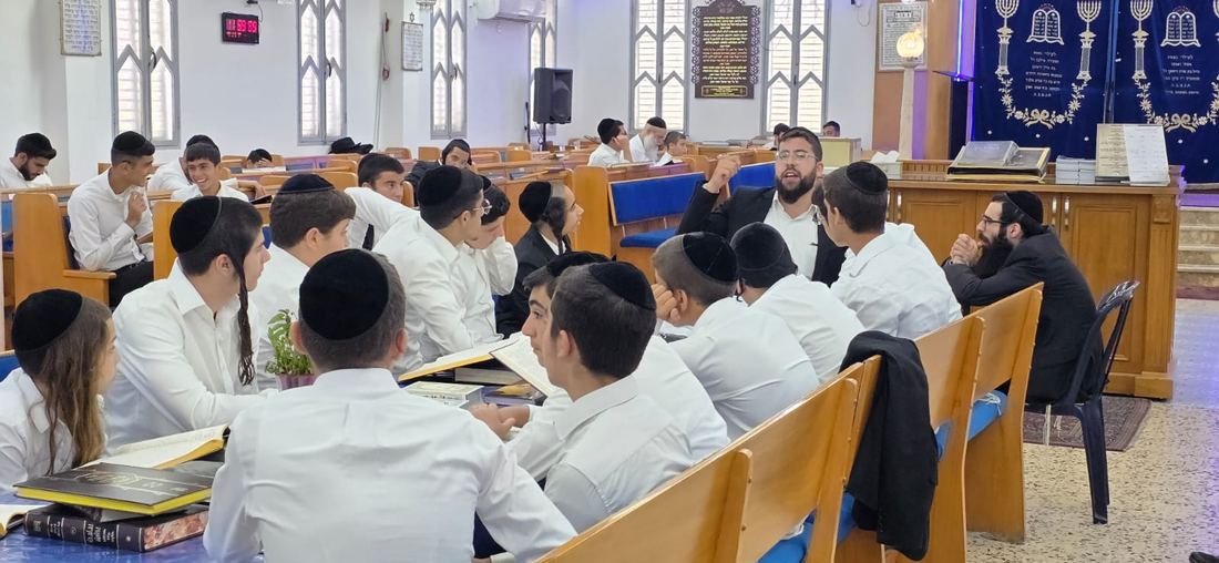 מגיד השיעור מוסר שיעור לקבוצת בחורים בבית המדרש בבת ים