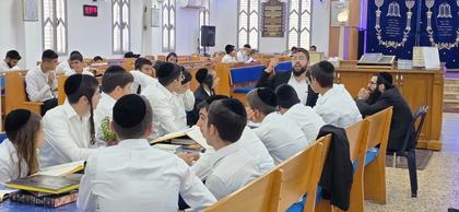 מגיד השיעור מוסר שיעור לקבוצת בחורים בבית המדרש בבת ים