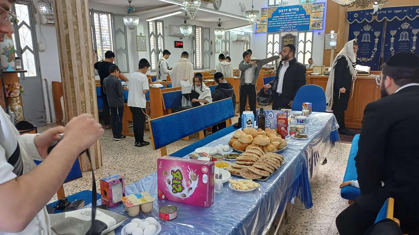 עריכת שולחן הסעודה בבית המדרש לאחר תפילת שחרית בתורה ומוסר בת ים