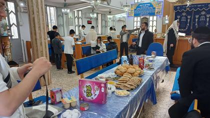 עריכת שולחן הסעודה בבית המדרש לאחר תפילת שחרית בתורה ומוסר בת ים